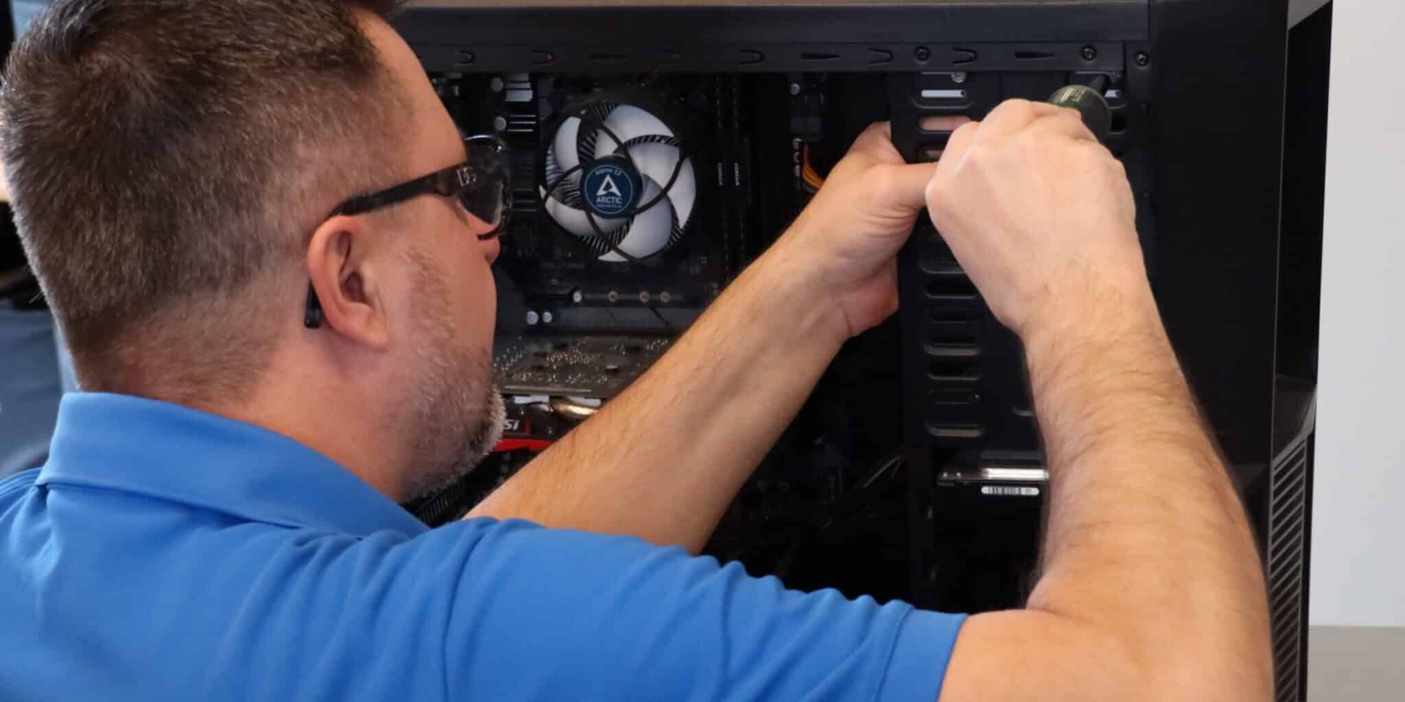 IT-Bilen tekniker reparere stationær pc IT-Bilen tekniker reparere stationær pc med skruetrækker