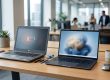 To bærbare computere står på et ryddeligt skrivebord med værktøj og batteriindikator.