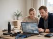 IT-tekniker hjælper medarbejder med filgendannelse ved en bærbar computer.