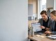 En IT-tekniker og en leder gennemgår licenser på en bærbar computer.