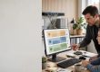 En IT-tekniker undersøger en manglende e-mail sammen med en medarbejder.